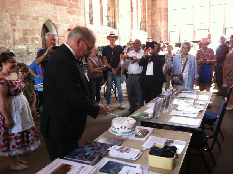 Lord Mayor cutting a cake